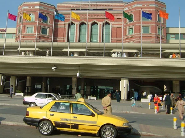کشیدہ صورتحال کے باعث فضائی آپریشن معطل، لاہور اور سیالکوٹ کے فضائی راستے بند