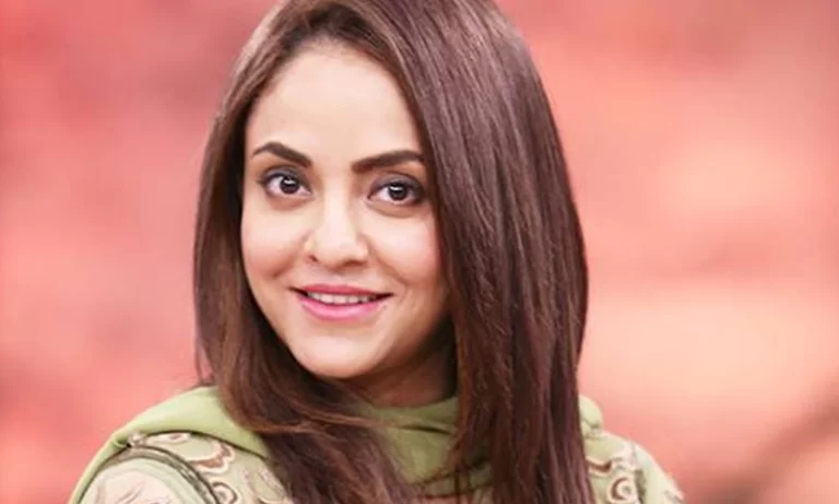 جاوید اخترکو دوبارہ بلایا گیا تو جوتوں سے استقبال کیا جائیگا، نادیہ خان